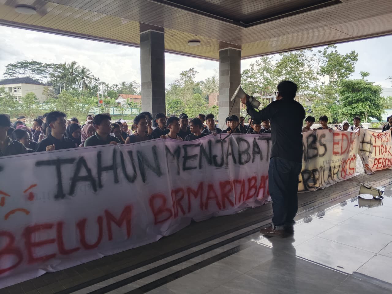 "Siliwangi Menggugat", Mengukur Jurang antara Janji dan Kinerja Rektor