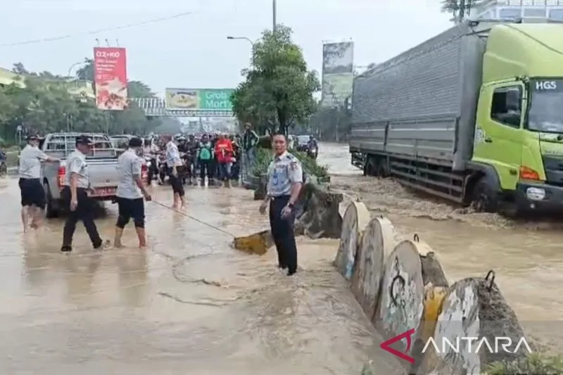 Aktivitas Warga Lumpuh Inilah Penyebab Banjir Parah di Bekasi