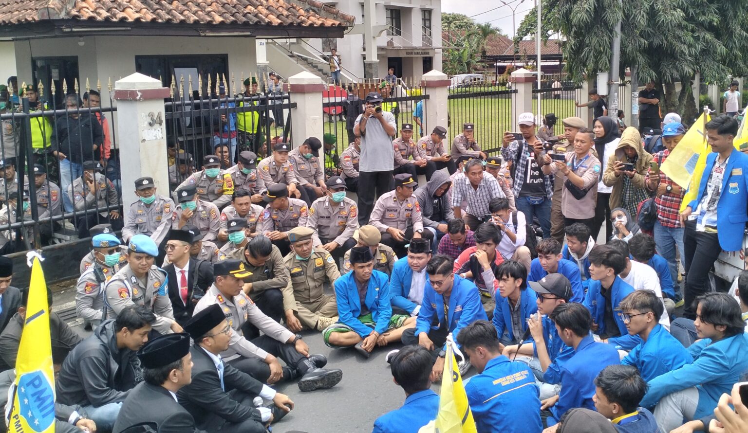 Demonstrasi Mahasiswa Warnai Rapat Paripurna DPRD Kota Tasikmalaya