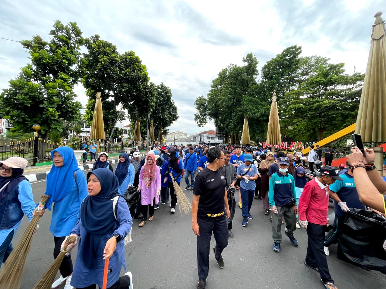 Clean The City Libatkan 700 Massa Bersihkan Ruang Publik
