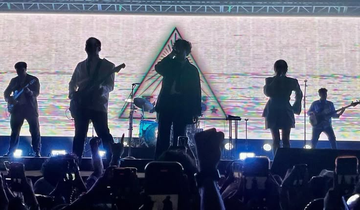 Makna lirik lagu “Matahari Tenggelam” milik Hindia yang menjadi polemik