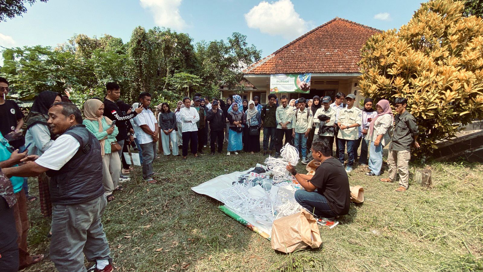 YES Ajak Pemuda Tasik Peduli Sampah Lewat Ecotalks
