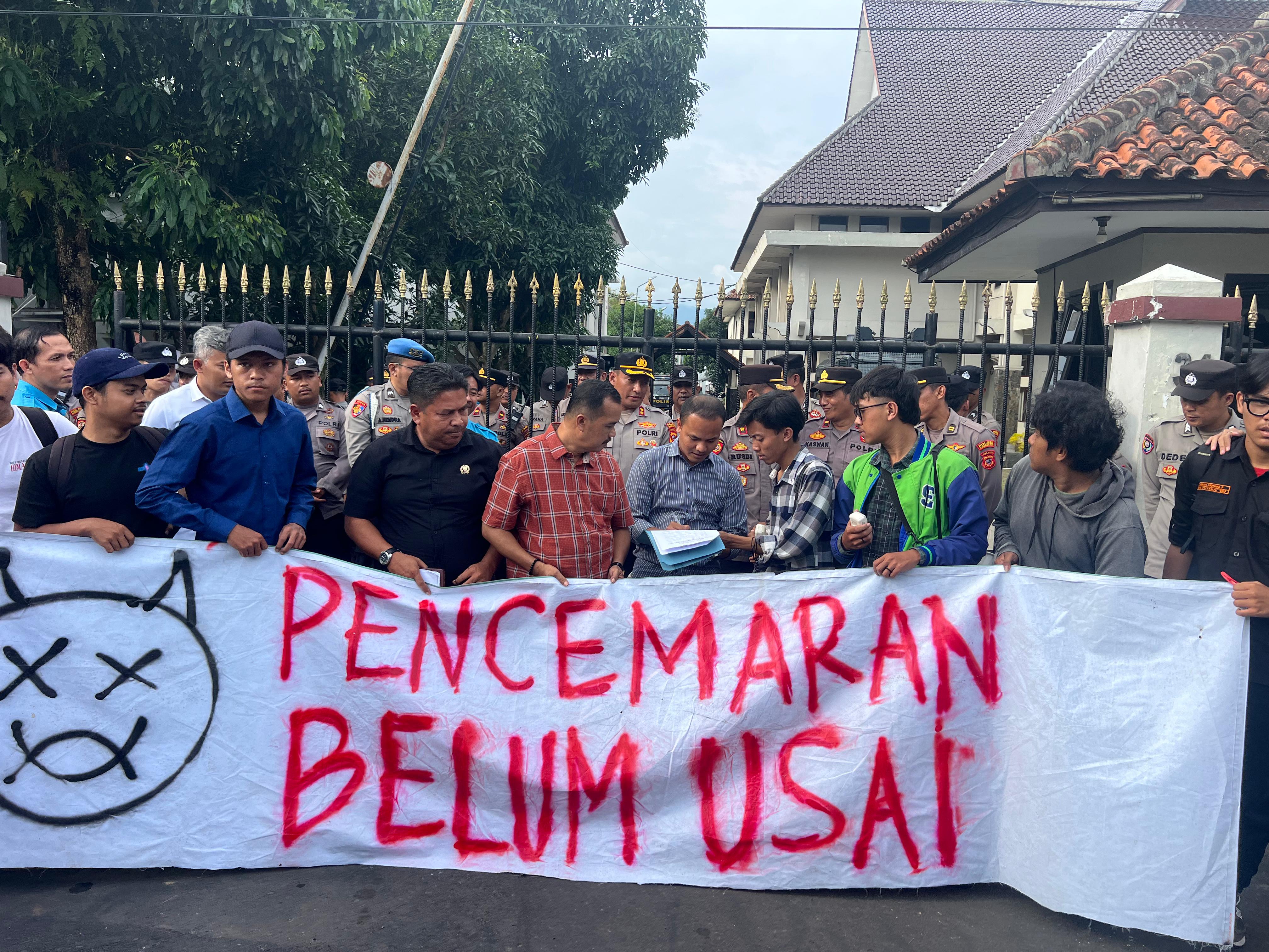 Puluhan Mahasiswa Tasikmalaya Desak Tutup Pabrik dan Copot Kadis LH