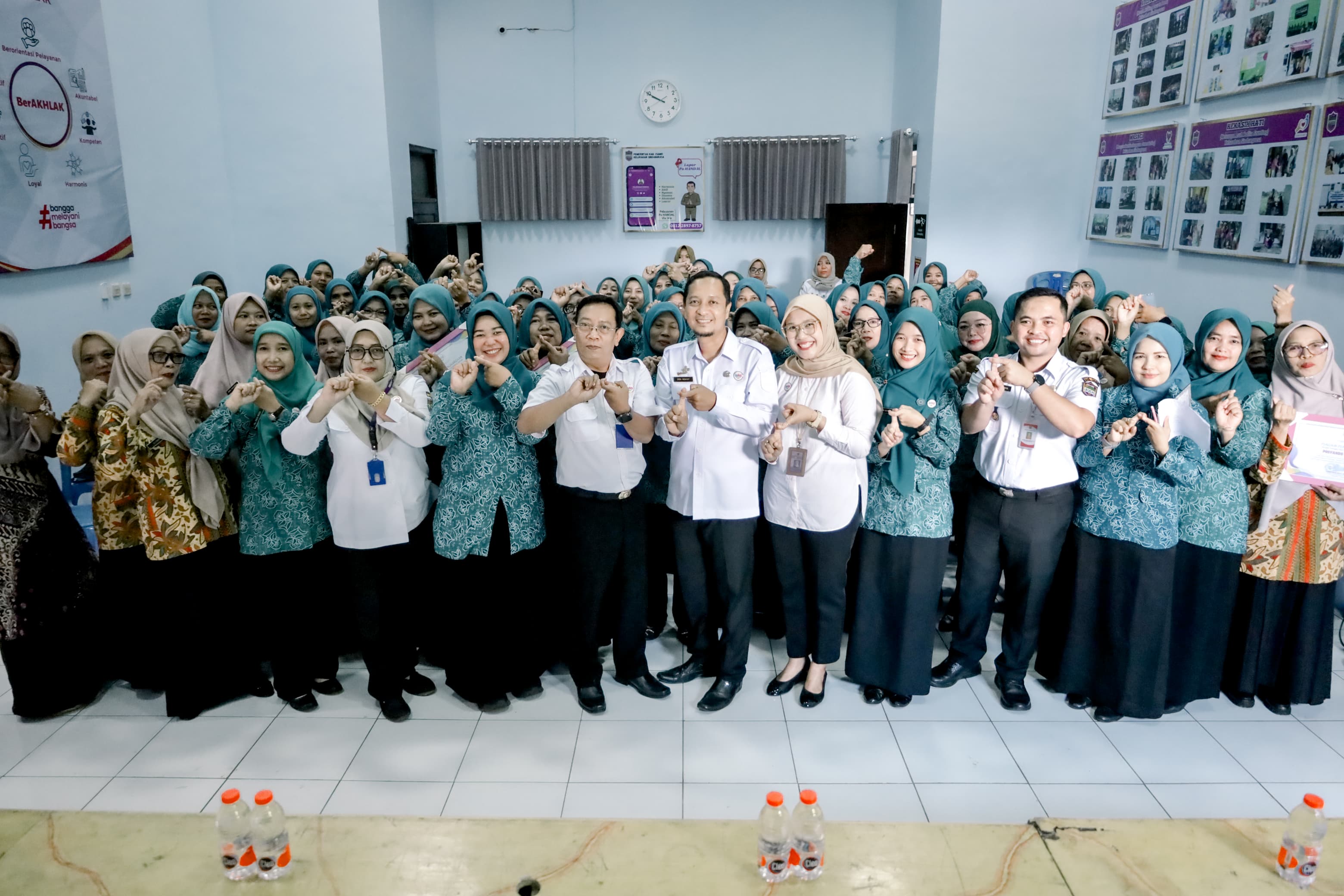 TP Posyandu Ciamis Beri Piagam ke 14 Posyandu Sindangrasa atas Capaian Anugerah Sri Baduga 2025