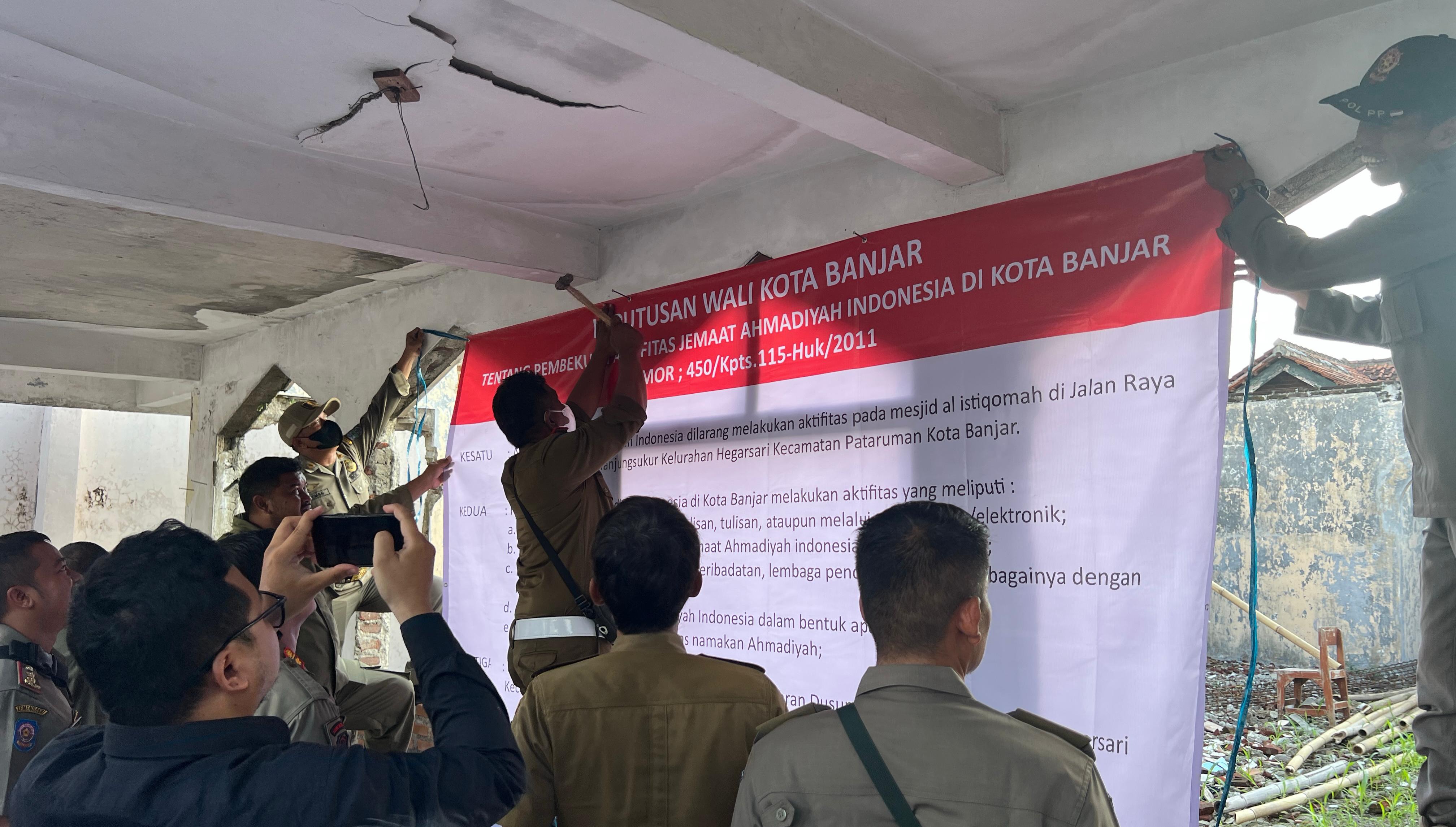 Penutupan Paksa Masjid Ahmadiyah Banjar: Potret Peraturan Daerah yang Offside dan Hilangnya Peran Negara