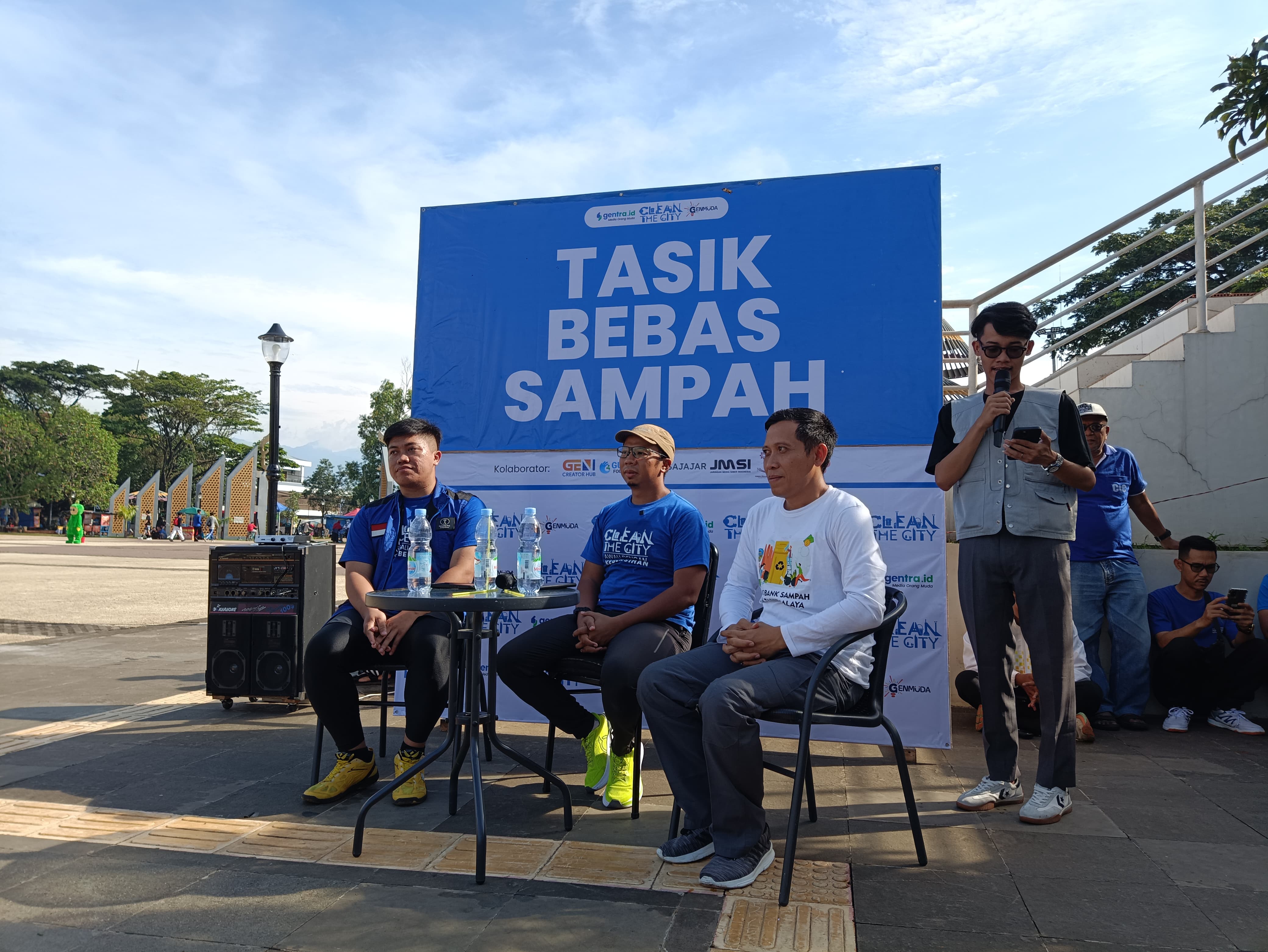 Relawan Clean The City Tasikmalaya Bersihkan Sampah Sisa Perayaan Tahun Baru