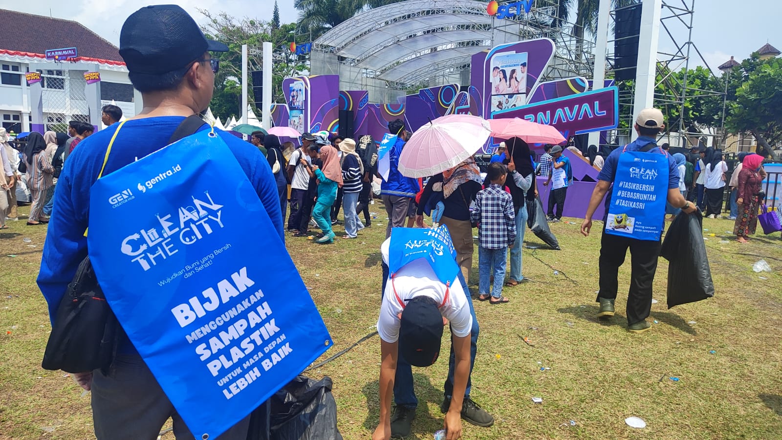 Komunitas Clean The City Beraksi Bersihkan Sampah di Tasikmalaya Oktober Festival