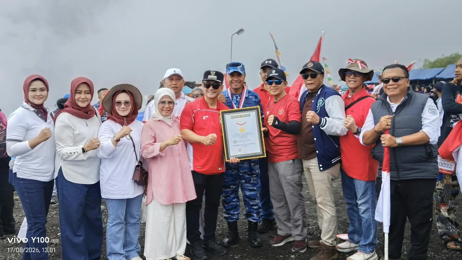 Galunggung Berselimut Merah Putih, 2681 Bendera Pecahkan Rekor Muri