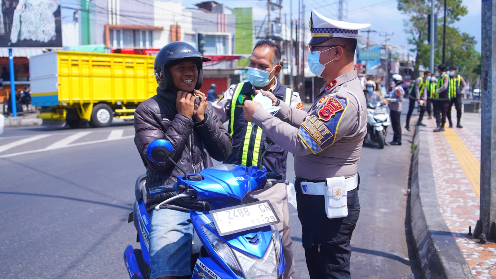 Jaga Kesehatan di Tengah Ancaman Debu Vulkanik, Polres Garut Bagikan 500 Masker Gratis