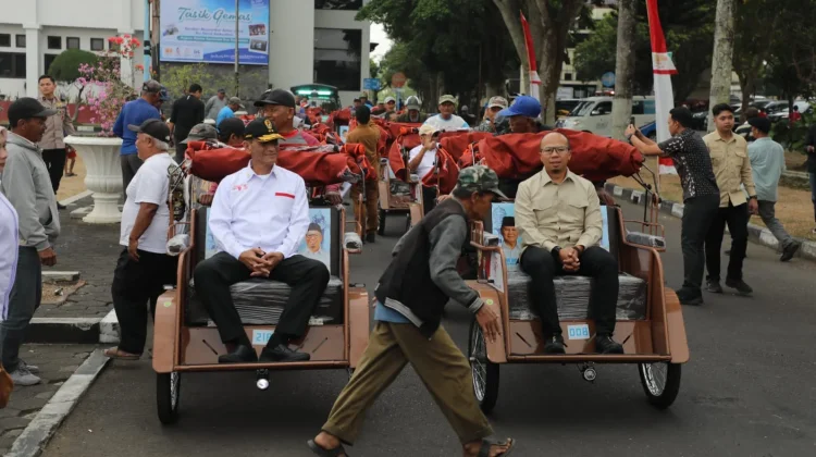 220 Becak Listrik untuk Pengayuh Lansia Tasikmalaya Akhirnya Dibagikan