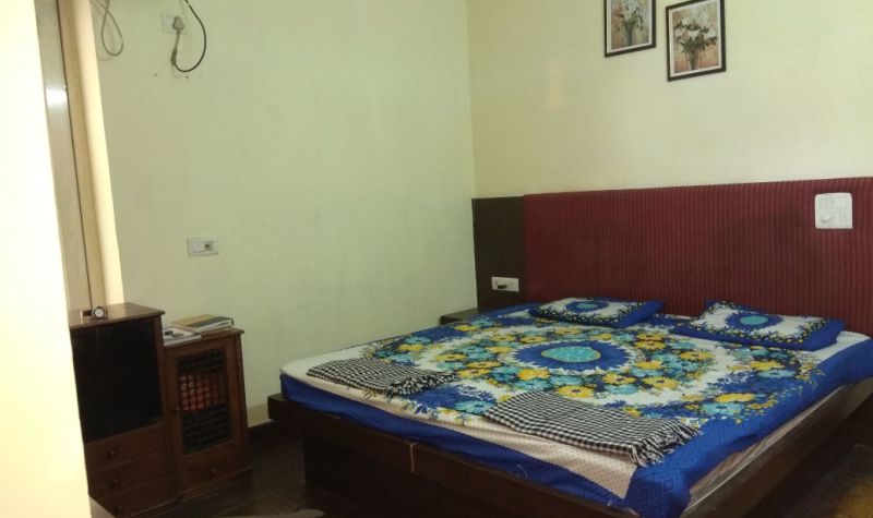 pg in near by subhash  chock