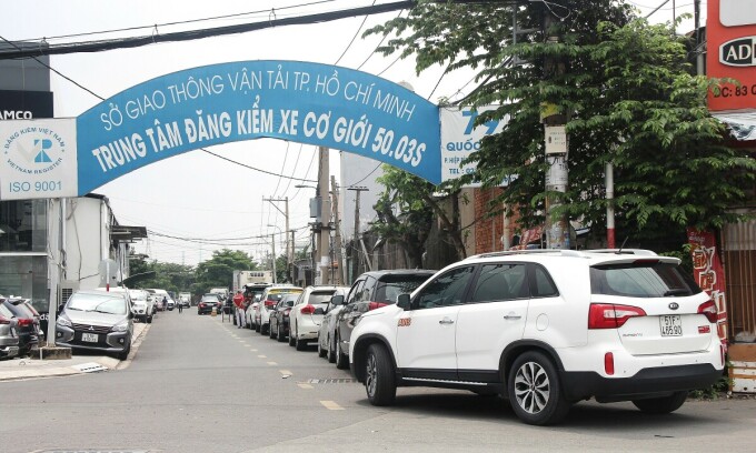 Ôtô xếp hàng chờ vào đăng kiểm tại một trung tâm ở TP Thủ Đức. Ảnh: Phạm Trung