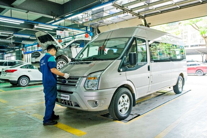 Kỹ thuật viên của Ford Việt Nam kiểm tra xe tại khu vực sửa chữa.