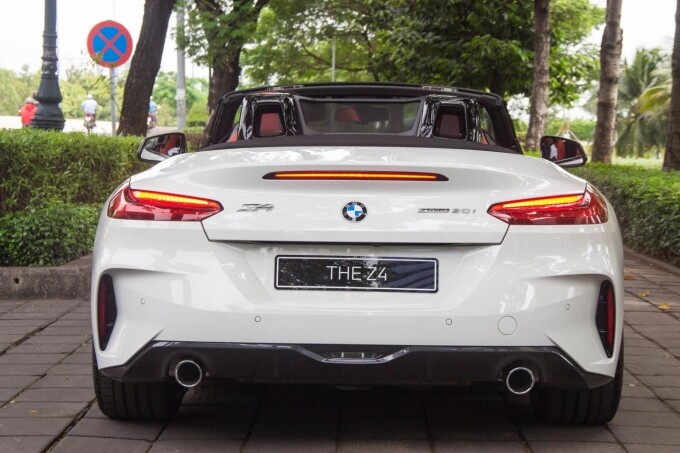 Chất thể thao được nhấn mạnh ở phía đuôi xe với ống xả kép.