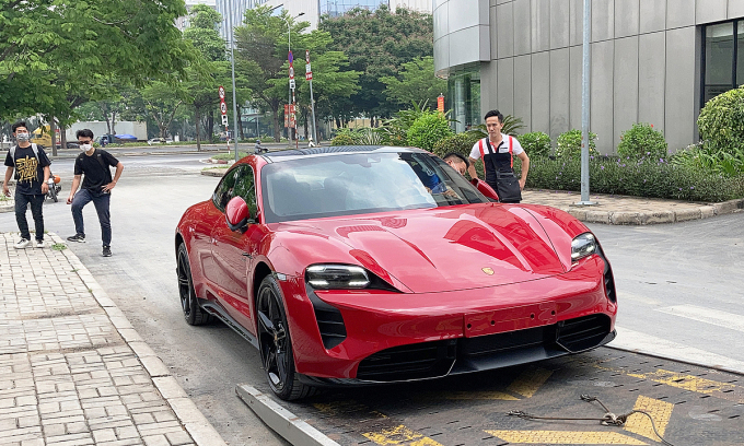 Mẫu xe điện hạng sang Porsche Taycan ở TP HCM trên đường giao cho khách. Ảnh: Thành Nhạn