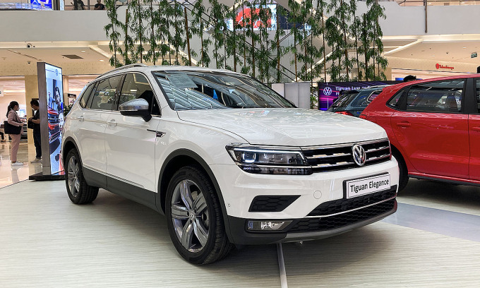 VW Tiguan Elegance trưng bày tại một trung tâm thương mại ở Q.1, TP HCM.