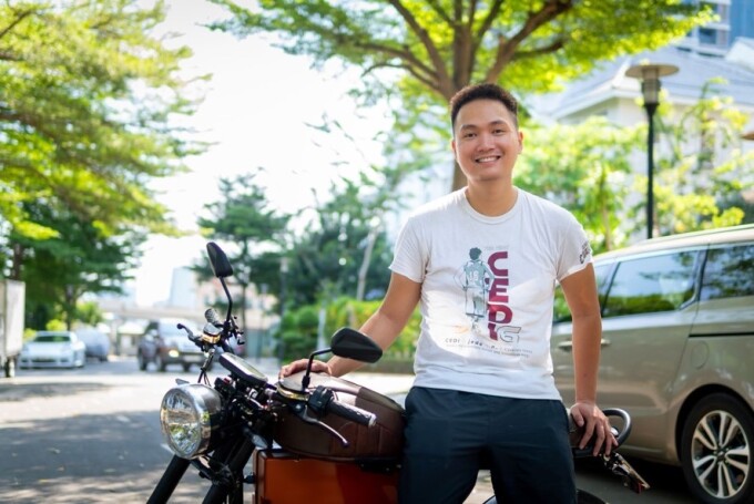 Nguyễn Bá Cảnh Sơn bên chiếc xe máy điện Dat Bike.