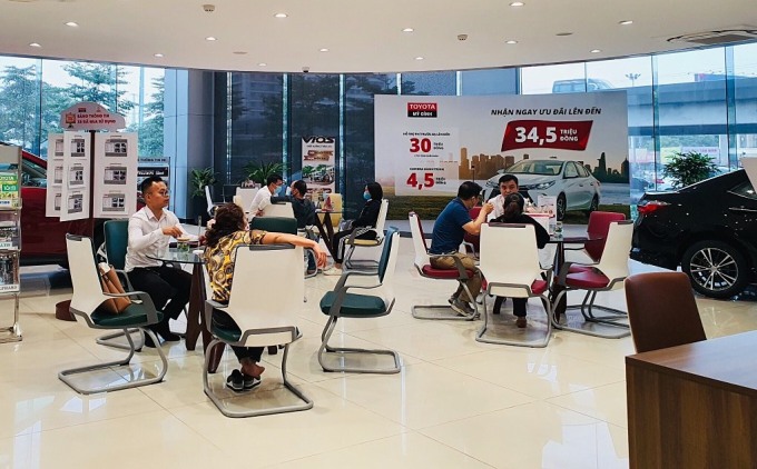 Lượng khách đổ về đại lý chốt xe lấy giá tốt. Ảnh: Hoàng Hải