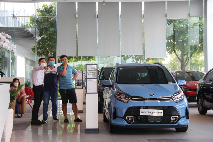 Khách hàng xem xe tại một đại lý Kia phía nam. Ảnh: Phạm Trung