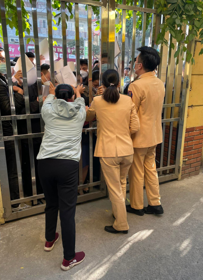 Người dân chờ ngoài cổng phòng đăng ký ôtô ở Nguyễn Khuyến, Hà Đông, Hà Nội. Ảnh: Minh Đạt
