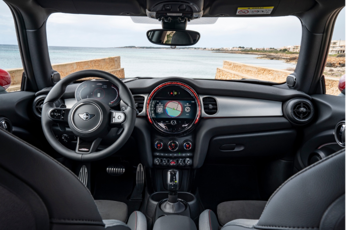 Nội thất MINI John Cooper Works mới. Ảnh: MINI.