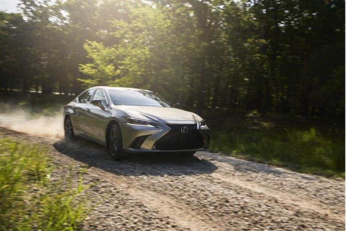 Lexus ES 250 F Sport. Ảnh: Lexus Việt Nam.