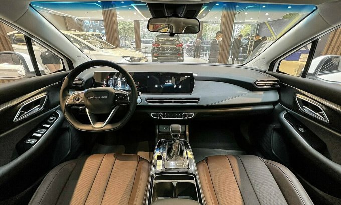Khoang lái của bản U5 Plus CVT.