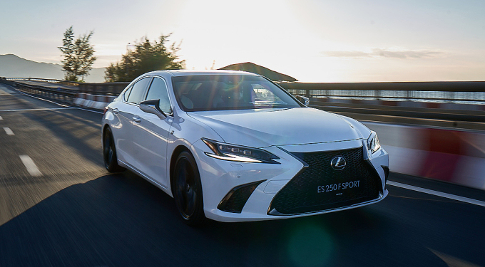 Tạo hình ngoại thất của ES 250 F Sport.