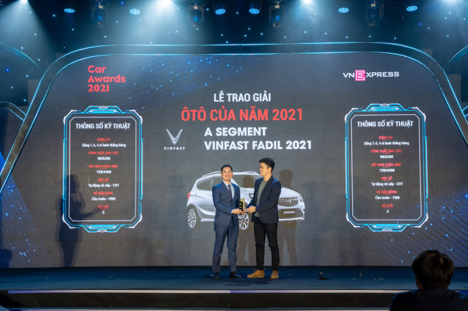 Đại diện VinFast (bên trái) nhận giải thưởng tại Car Awards 2021. Ảnh: Ngọc Thành.