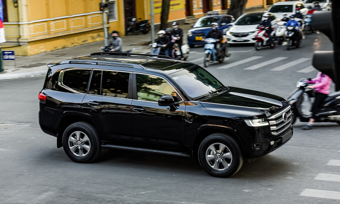 Một chiếc Land Cruiser LC300 chính hãng lăn bánh tại Hà Nội. Ảnh: Minh Quân