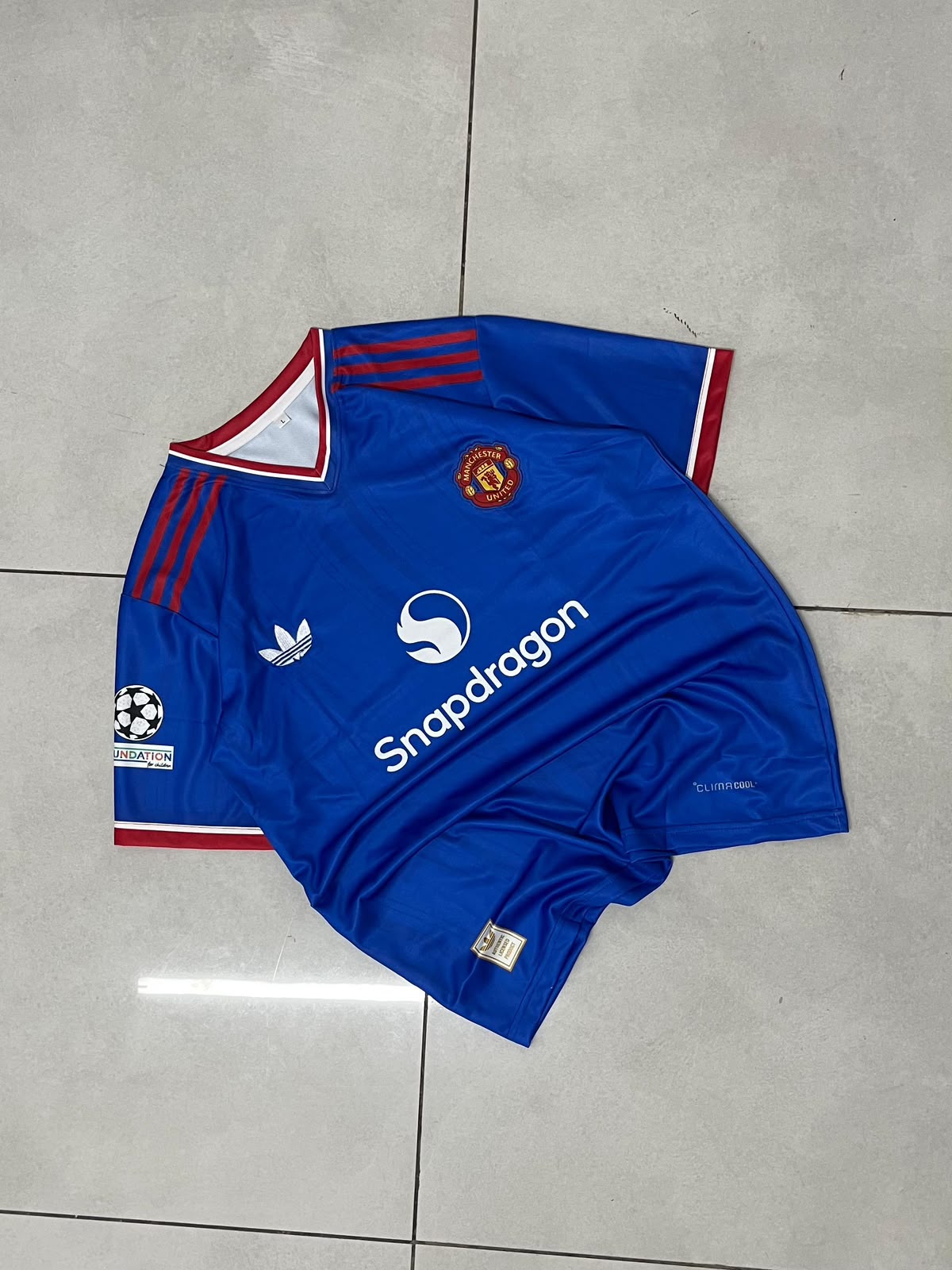 Manchester United 24/25 Third Kit (Royal Blue Tricolor) — B. Fernandes #8