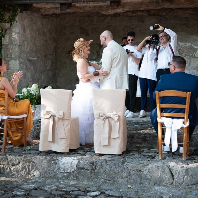 Al nostro altare qui in campagna un nuovo matrimonio. Laura ha detto Si al suo Michele