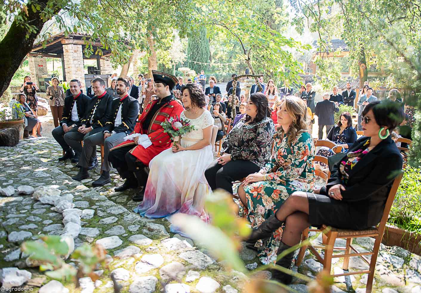 Carlotta ha detto SI al suo Marcello all’altare del nostro giardino in una splendida giornata di ottobre