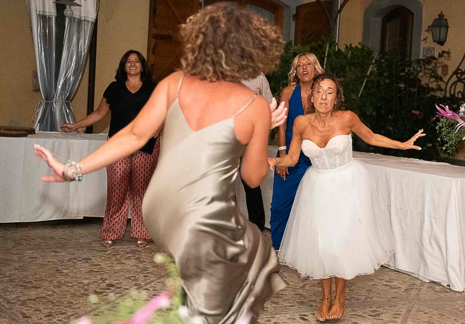 Festa in piscina e nel nostro giardino. Ecco il matrimonio di Paola e Andrea qui da noi