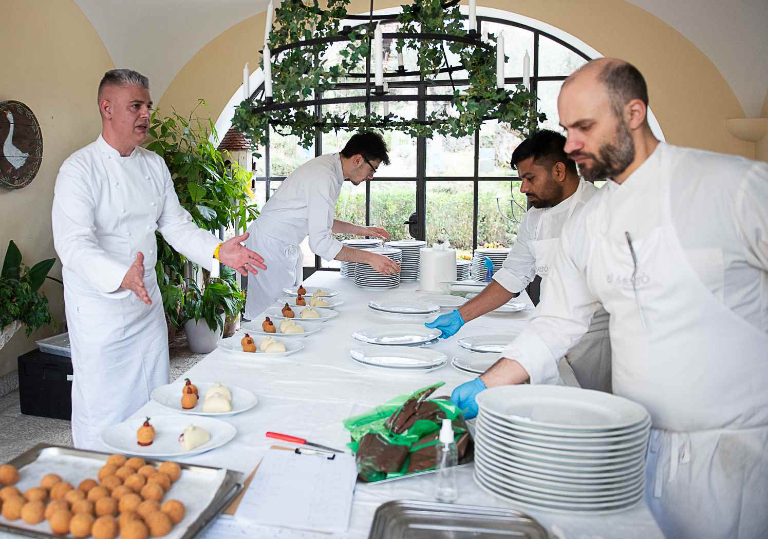 Chef stellati Michelin a Casa Lerario. Nicola Fossaceca e la sua brigata per un sabato qui da noi