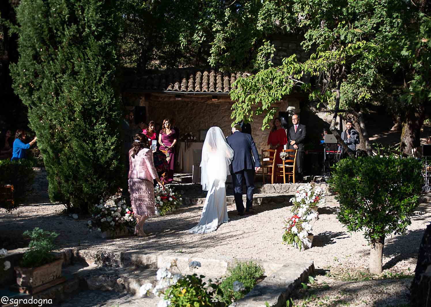 Miriam e Vittorio si sono promessi amore eterno davanti all’altare nel nostro giardino