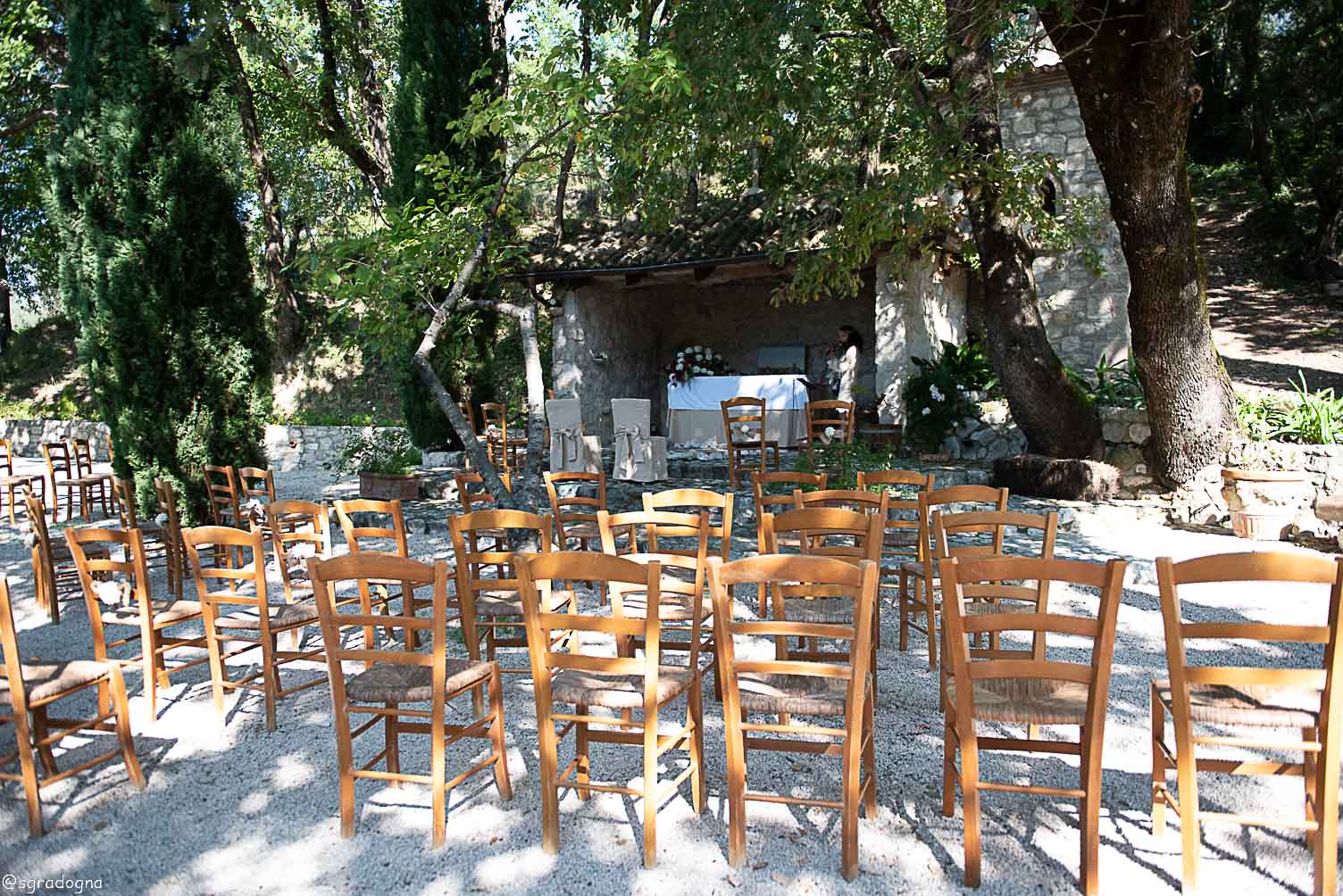 Carlotta ha detto SI al suo Marcello all’altare del nostro giardino in una splendida giornata di ottobre