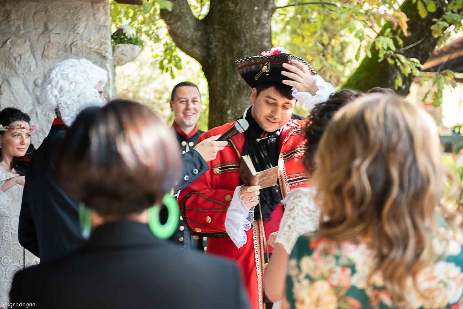 Carlotta ha detto SI al suo Marcello all’altare del nostro giardino in una splendida giornata di ottobre