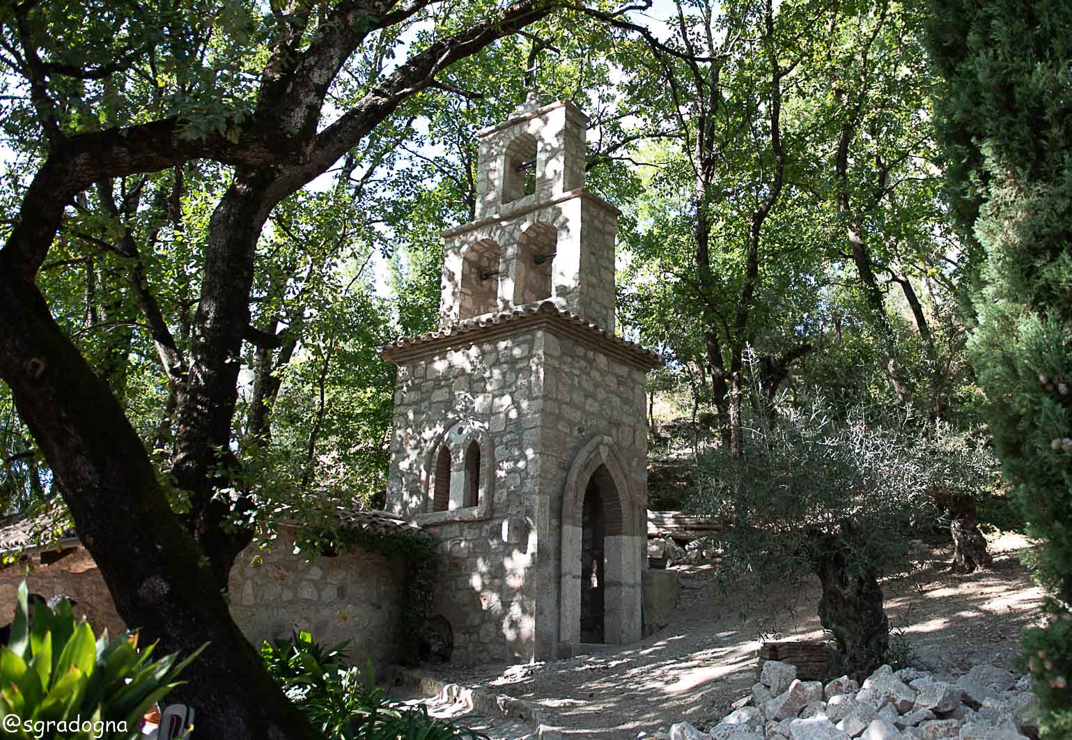 Miriam e Vittorio si sono promessi amore eterno davanti all’altare nel nostro giardino