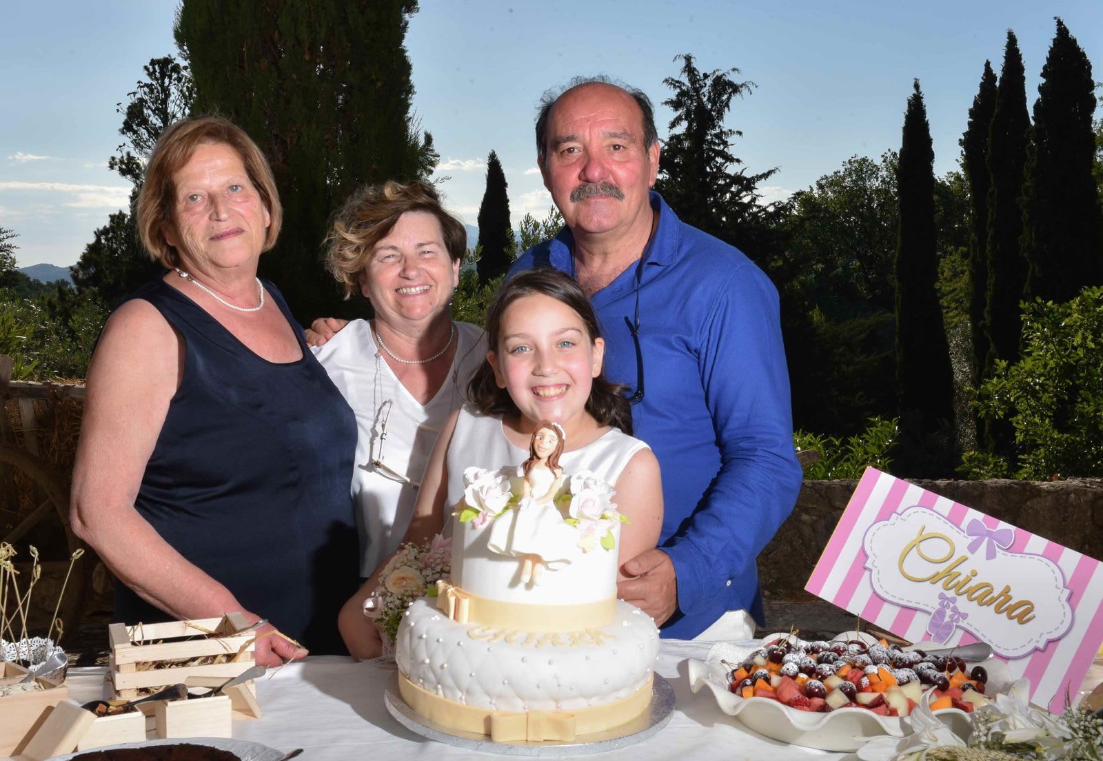 Abbiamo festeggiato la comunione di Chiara. Ecco il reportage della sua giornata qui da noi.