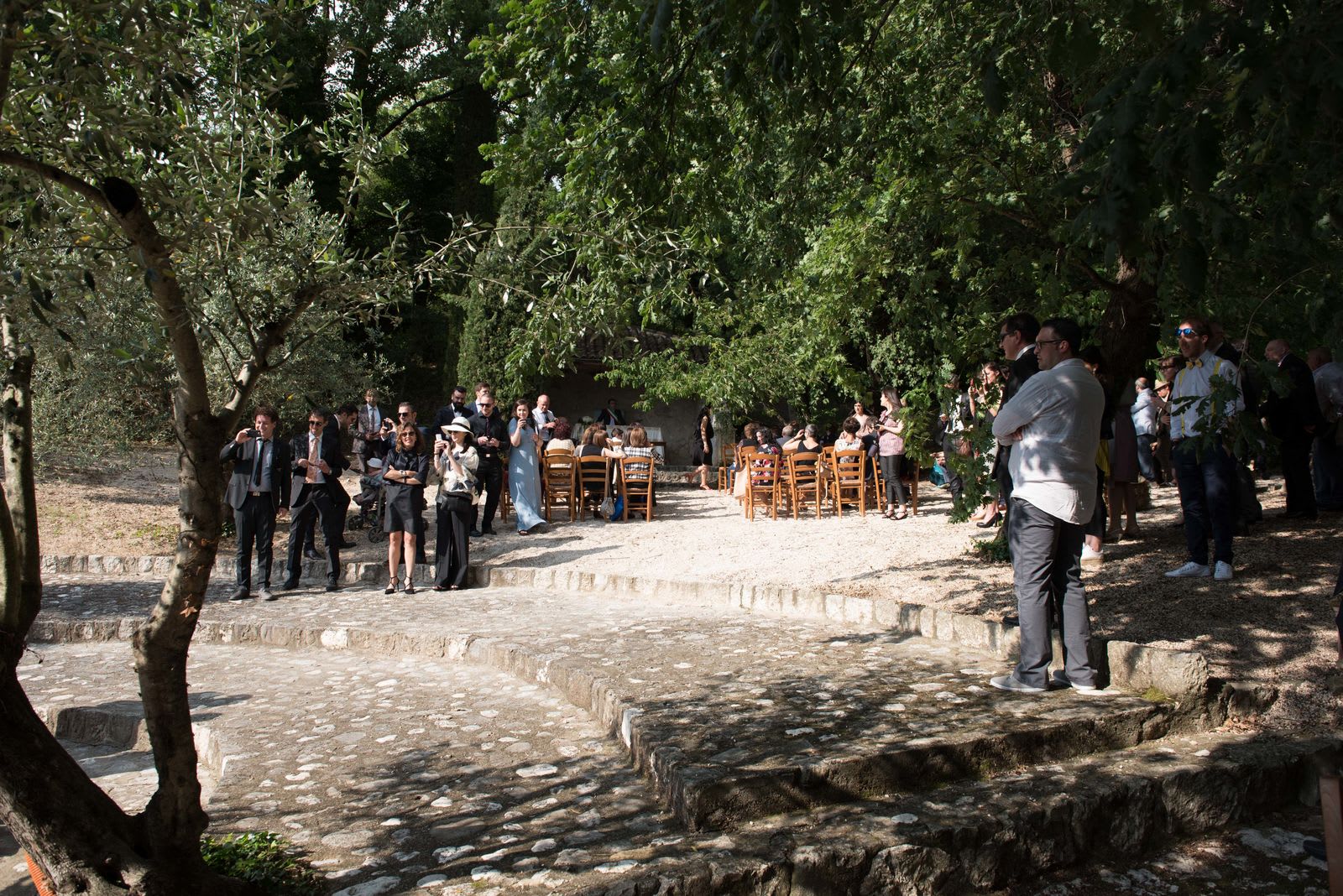 Allestimento del giardino e dell’altare per un rito civile