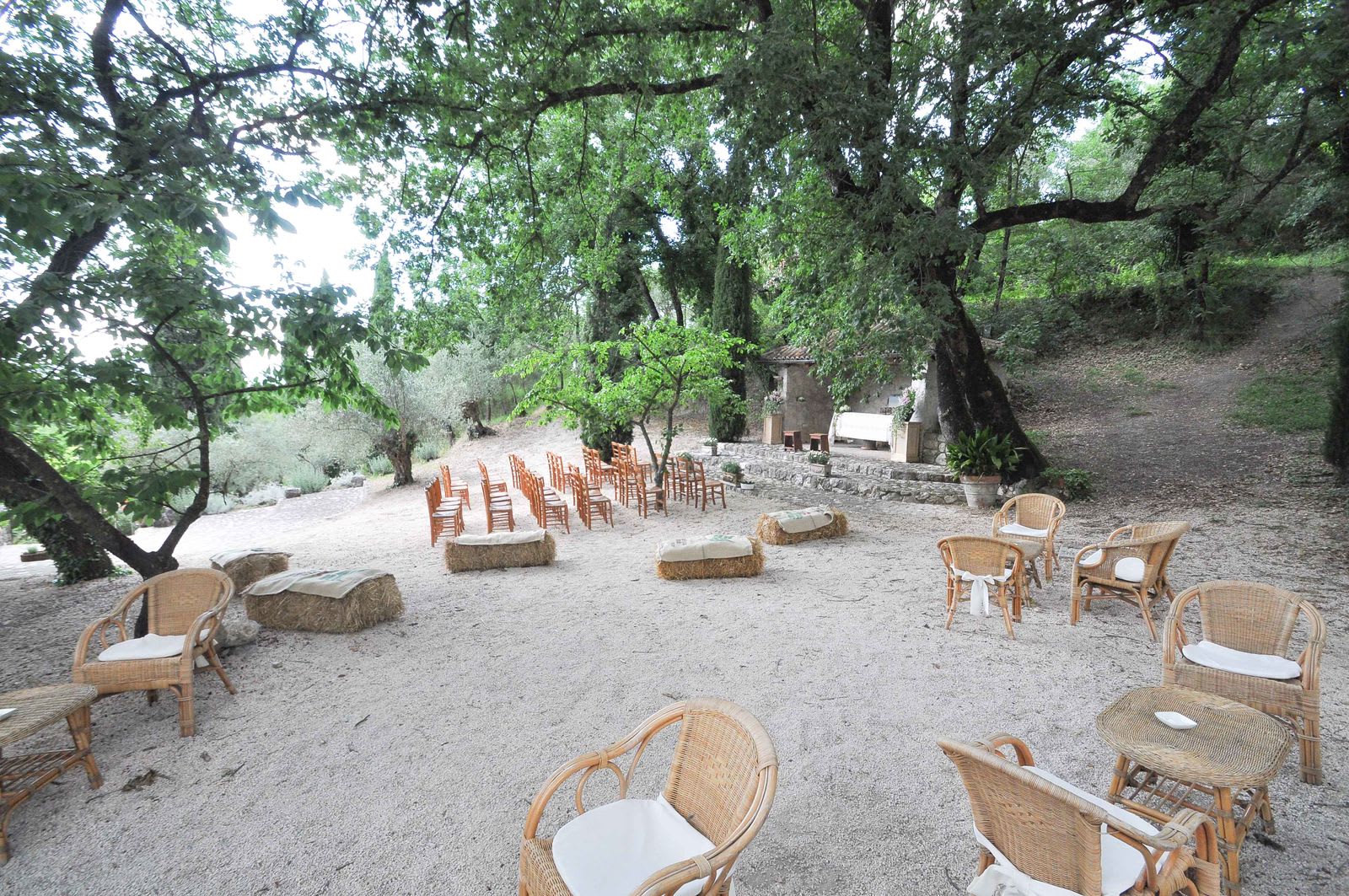 Allestimento del giardino e dell’altare per un rito civile