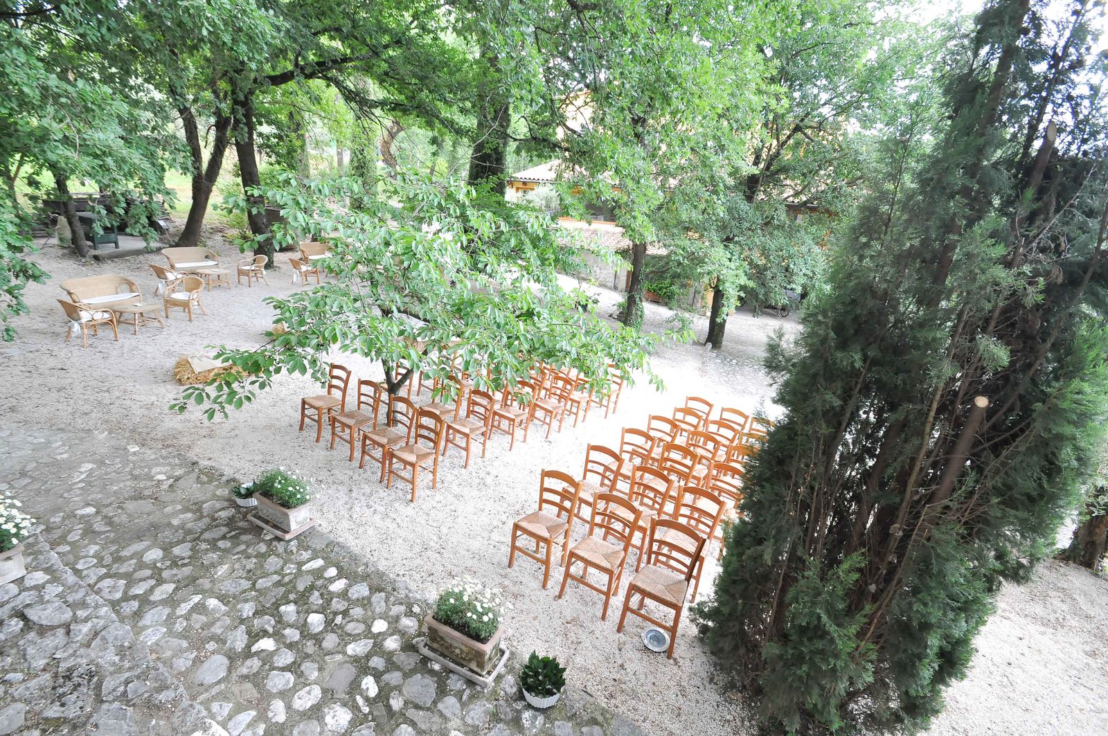 Allestimento del giardino e dell’altare per un rito civile