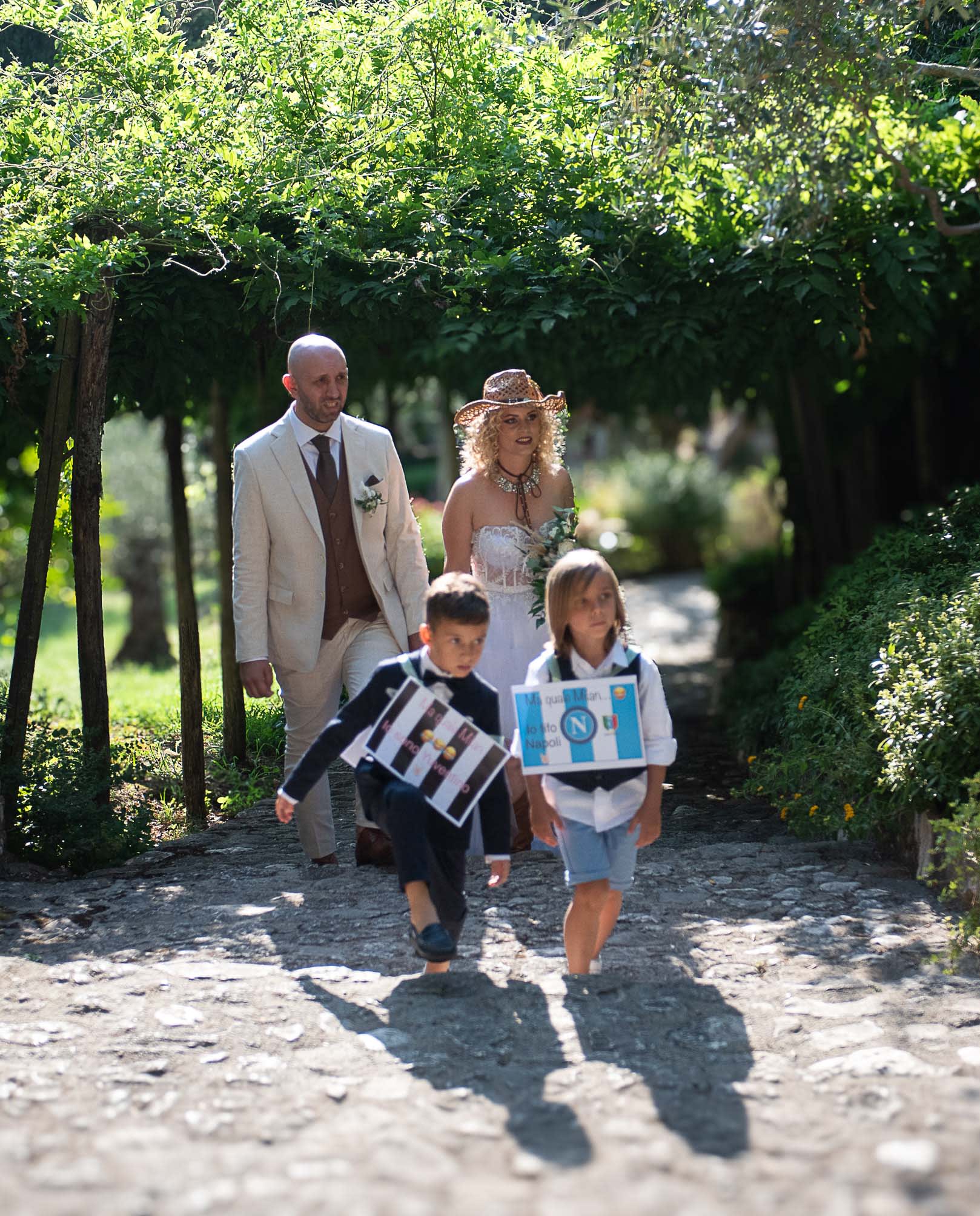 Al nostro altare qui in campagna un nuovo matrimonio. Laura ha detto Si al suo Michele