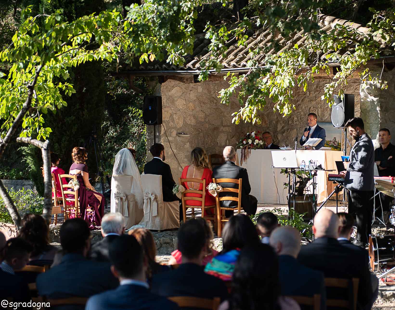 Miriam e Vittorio si sono promessi amore eterno davanti all’altare nel nostro giardino