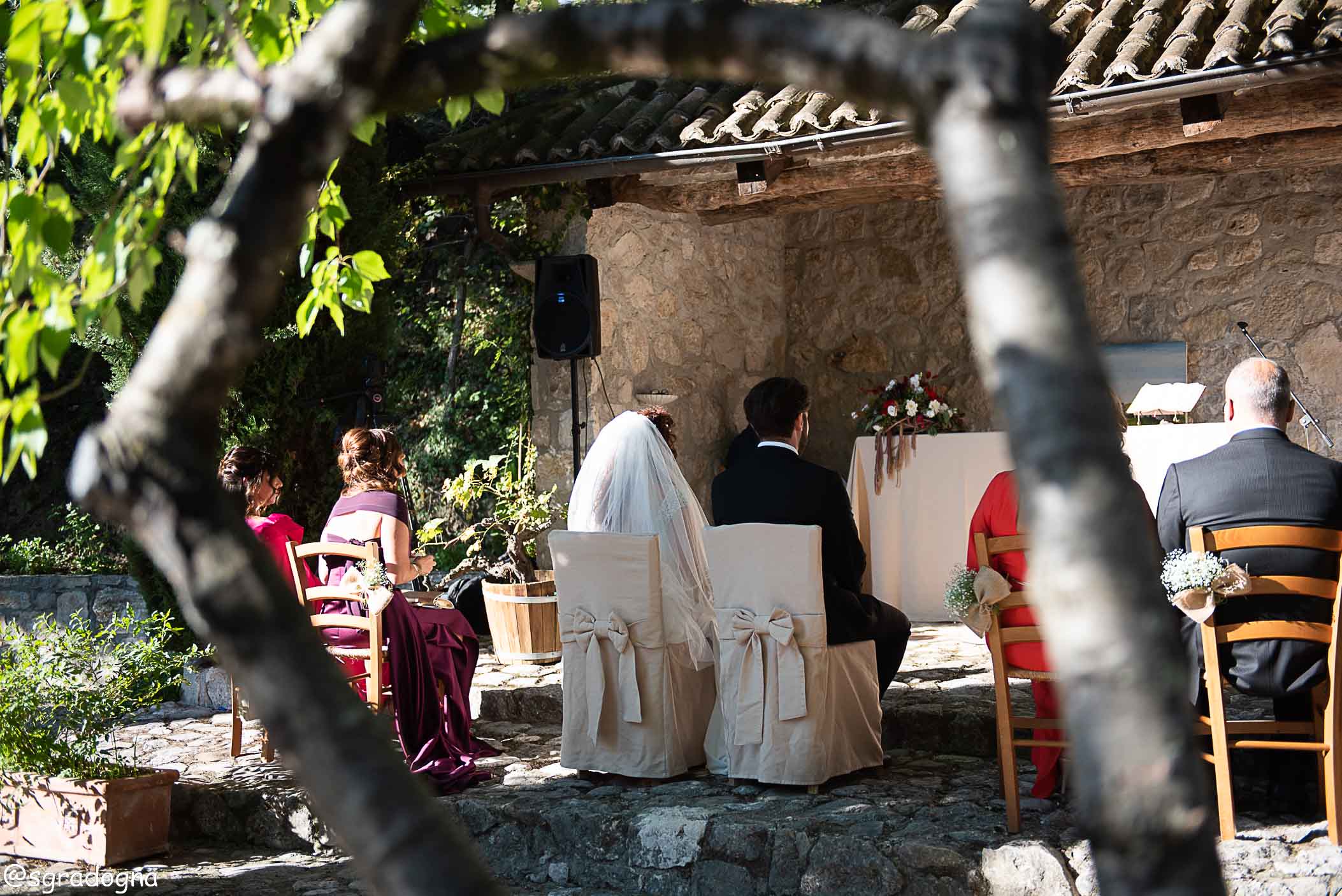 Miriam e Vittorio si sono promessi amore eterno davanti all’altare nel nostro giardino