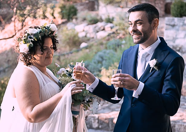 Serena e Ciro finalmente sposi. Il loro Si, qui all’altare del nostro giardino