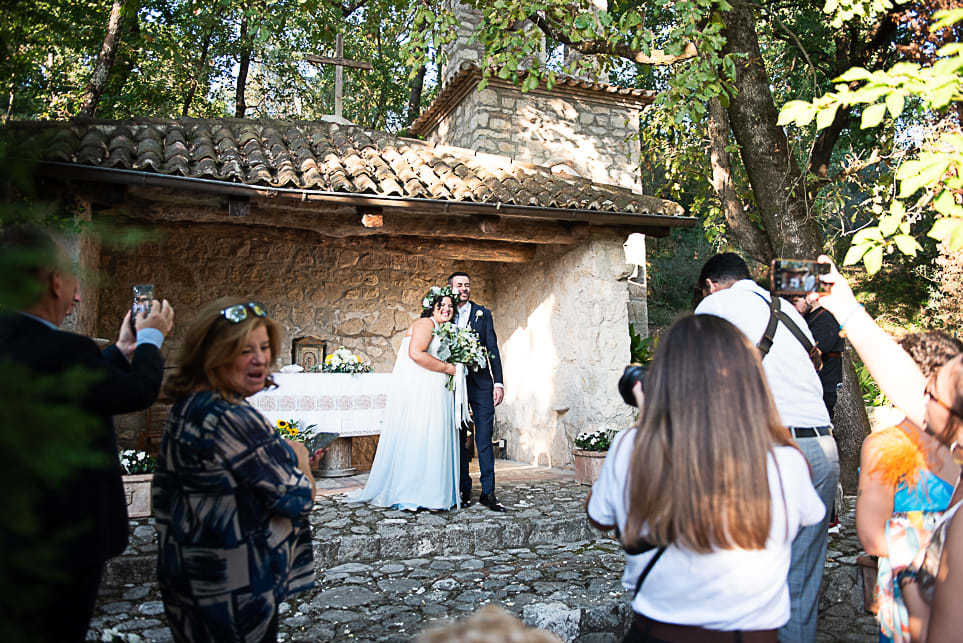 Serena e Ciro finalmente sposi. Il loro Si, qui all’altare del nostro giardino