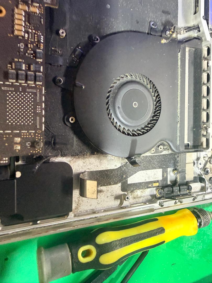 Habuk terkumpul berdekatan kipas dalam MacBook Pro A1990