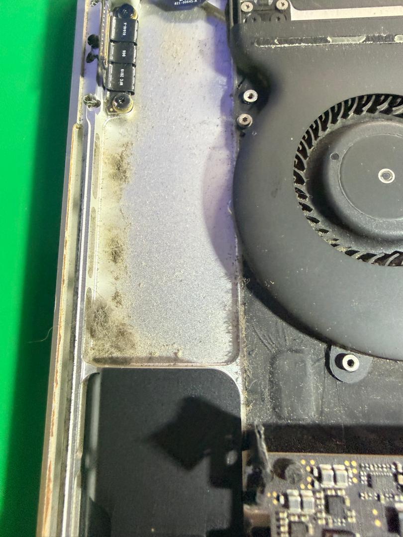 Habuk pada ruang dalaman dan bahagian tepi kipas MacBook Pro A1990